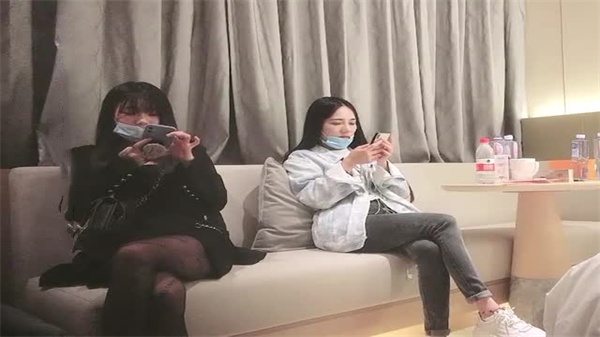 加价100块招来双飞服务！两位妓女轮流伺候爽翻天